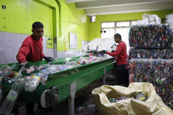 Recicladores usando banda transportadora