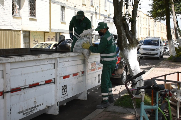Operarios disponiendo escombros en el Ecopunto móvil.