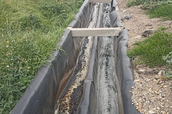 Conducción de Lixiviados a través de canal en concreto revestido en geomembrana.