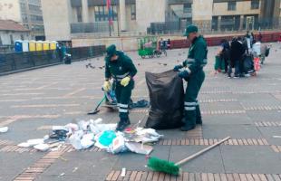 Operarios limpiando la Plaza de Bolívar