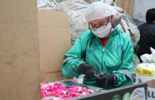 Recicladora seleccionando plásticos