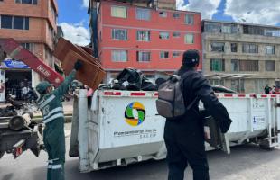 operario de aseo y ciudadano disponiendo residuos especiales en Ecopunto.