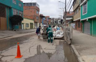 ciudadano disponiendo adecuada y gratuitamente escombros en Ecopunto.