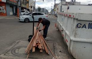 ciudadano llevando madera a la caja estacionaria.