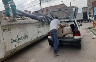 ciudadano disponiendo escombros en el  Ecopunto móvil.