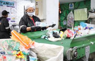 Recicladores seleccionando materiales