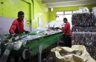 Recicladores usando banda transportadora