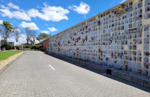 Pared de pequeñas bóvedas en el Cementerio del Sur, el simbolismo de los huesos y la historia que resguardan.