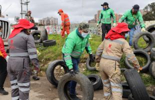 Colaboradores del Distrito recogiendo llantas.