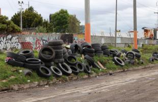 Lugar con llantas fuera de uso abandanodas en el espacio público.