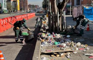 Operarios de barrido y limpieza recuperando punto crítico.