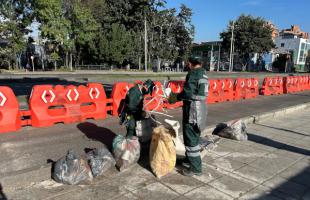 Operarios de aseo terminando de limpiar punto crítico.